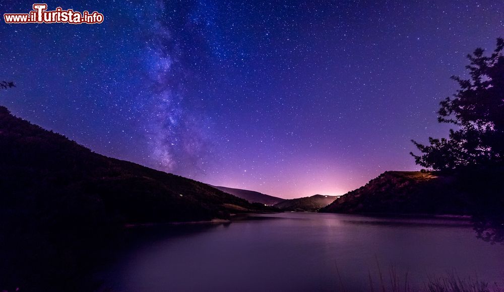 Immagine Cielo stellato sul lago di Fiastra nelle Marche sud-occidentali