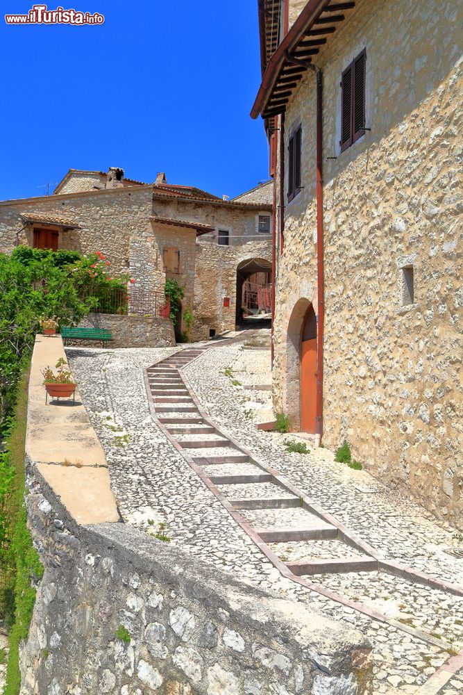 Immagine Una salita con ciottoli nel centro antico di Vallo di Nera