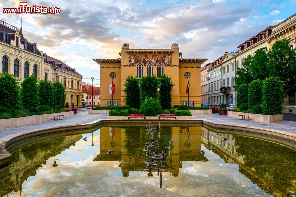 Immagine Il teatro Petofi nella città di Sopron, Ungheria. La facciata del più importante centro di cultura della cittadina ungherese.