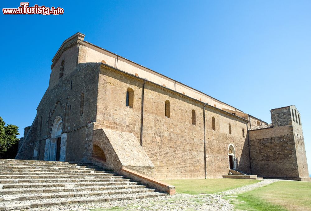 Immagine Facciata e corpo principale dell'Abbazia di San Giovanni a Fossacesia in Abruzzo