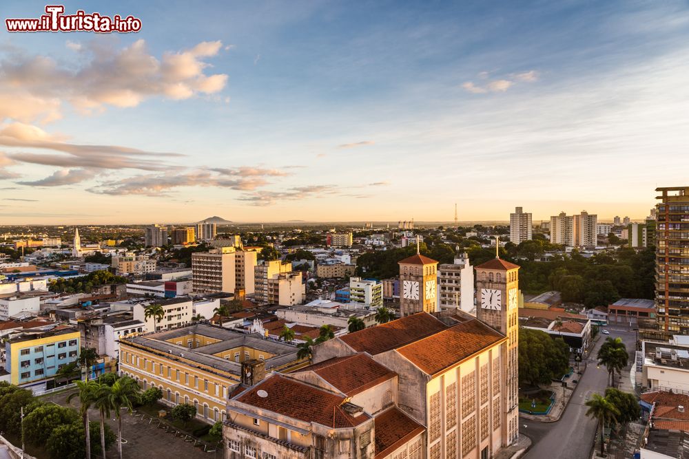 Immagine Alba sulla città di Cuiaba, capitale del Mato Grosso, Brasile.