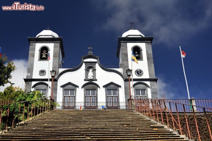 Immagine Ingreja de Nossa Senhora do Monte a Funchal, Madeira (Portogallo) - Quando il precedente edificio ecclesiastico del 1470 fu distrutto, il suo posto venne preso nel XVIII secolo da questa chiesa, oggi meta di pellegrinaggio per tutti gli isolani e i turisti. La sua particolarità è data dalla statua ospitata al suo interno, riguardante una pastorella che quando ebbe la visione della Maria Vergine, fu considerata un'immagine di buon auspicio dagli abitanti, tanto che Nossa Senhora divenne patrona dell'isola. Come si può vedere dall'immagine, la sua scalinata enorme è molto suggestiva, consigliabile il percorso a piedi per ammirarne la completa bellezza o in alternativa il tuk tuk - © Alena Brozova / Shutterstock.com