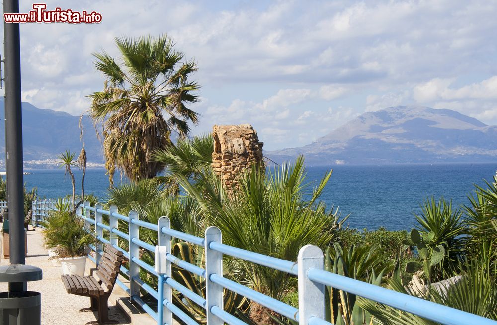 Immagine Passeggiata costiera a Trappeto in Sicilia