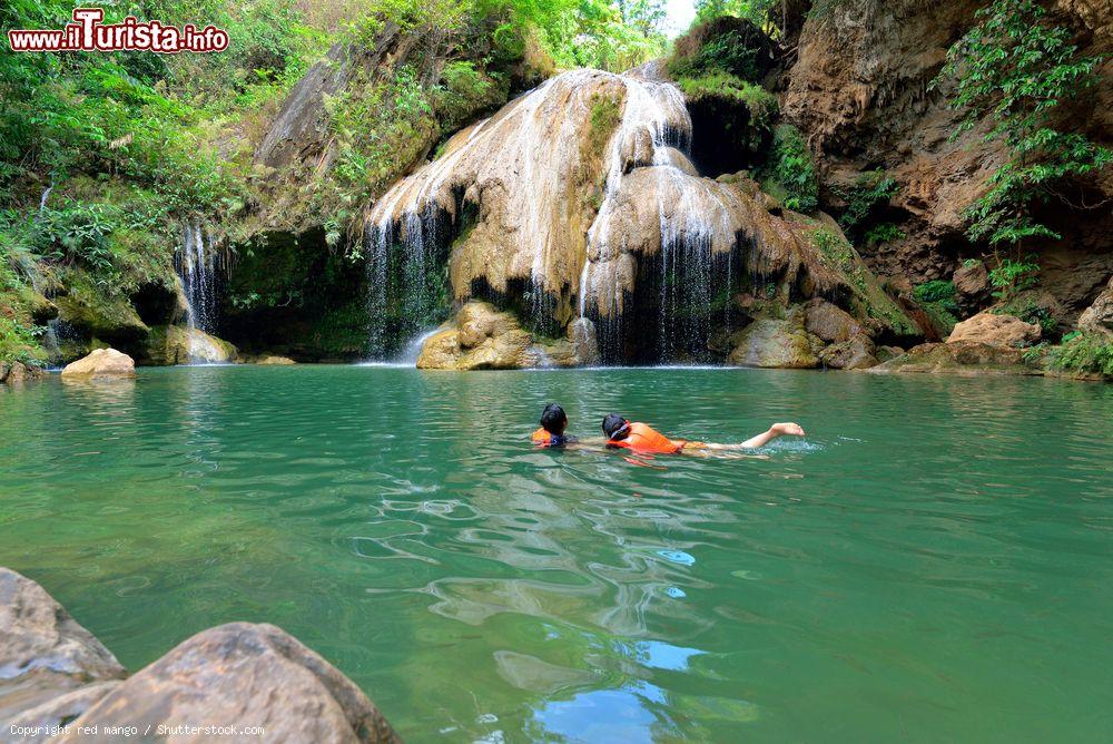 Immagine Turisti nuotano nei pressi di una cascata a Lamphun, Thailandia - © red mango / Shutterstock.com