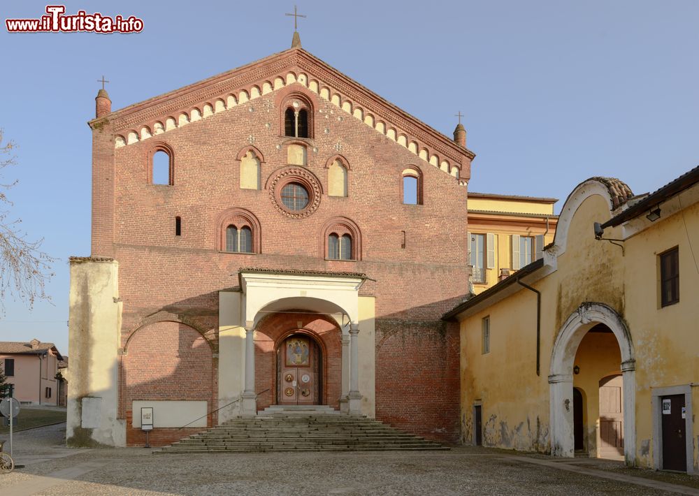 Immagine La Facciata dell'Abbazia di Morimondo, posta tra Pavia e Milano in Lombardia