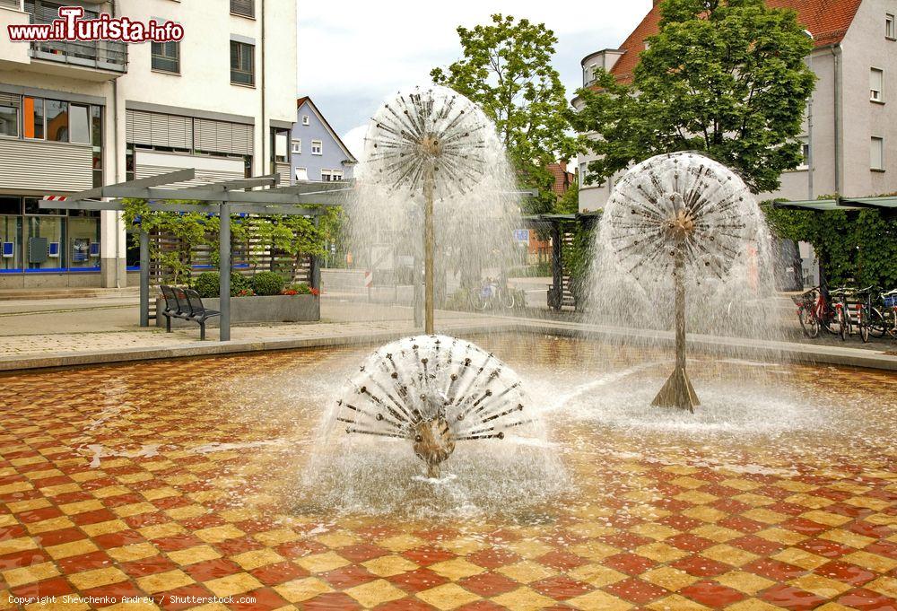 Immagine Una fontana a Friedrichshafen, cittadina di 60.000 abitanti affacciata sulla riva settentrionale del Lago di Costanza - © Shevchenko Andrey / Shutterstock.com