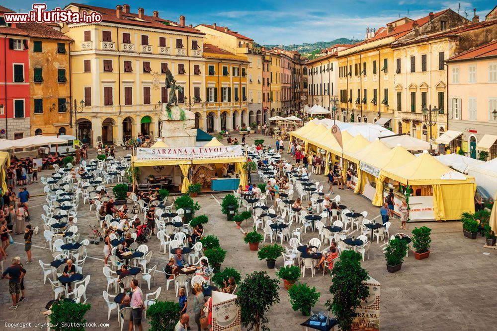 Immagine La manifestazione gastronomica Sarzana a Tavola in Piazza Giacomo Matteotti - © iryna1 / Shutterstock.com