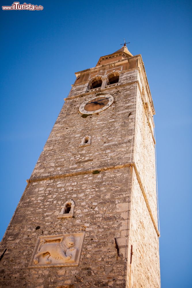 Immagine Il campanile della chiesa di Santa Maria e S.Pellegrino sulla piazza principale di Umago (Croazia).