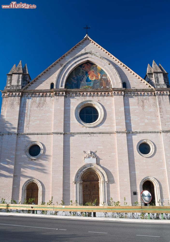 Immagine Il santuario di Santa Maria in Rivotorto, Assisi, Umbria. Patrimonio dell'Umanità dal 2000, questo edificio religioso si trova ai piedi del Monte Subasio ed è stato costruito in stile neogotico.