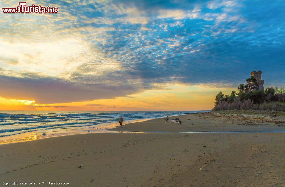 Immagine Alba sulla spiaggia di Pineto in Abruzzo - © ValerioMei / Shutterstock.com