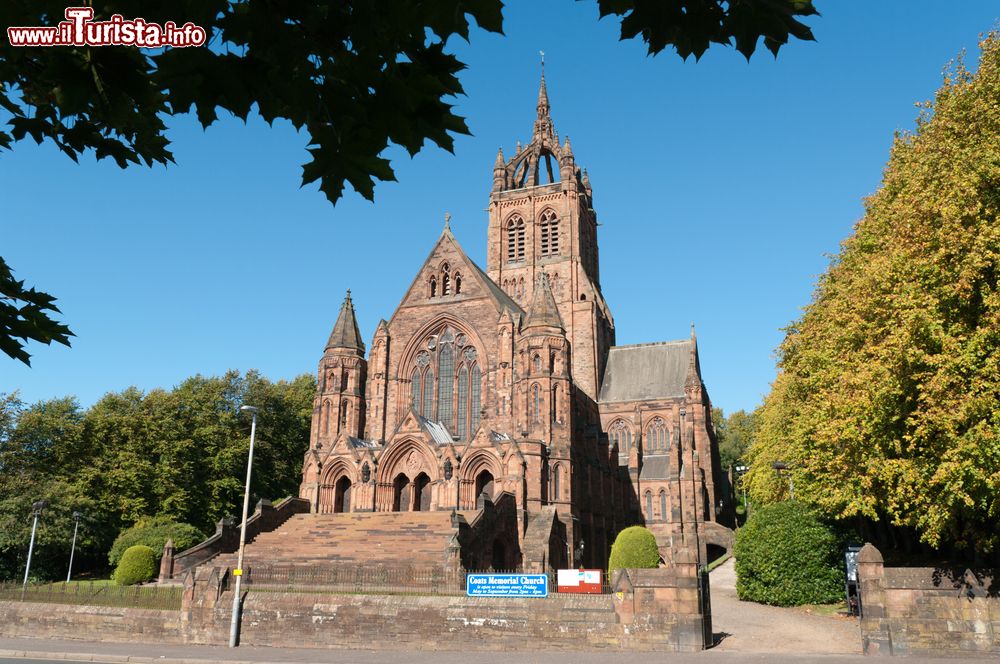Immagine Una bella veduta della chiesa battista Thomas Coats a Paisley, Scozia, UK. Progettata da Hippolyte Jean Blanc e aperta al pubblico nel 1894, è la chiesa di fede battista più grande d'Europa. L'interno è decorato con legno intagliato, pavimeni con mosaici e marmo.