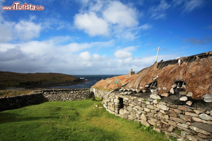 Immagine Villaggio di Blackhouse a Lewis and Harris, Scozia - Una delle tradizionali case comunitarie che si possono ammirare sull'isola scozzese © John A Cameron / Shutterstock.com