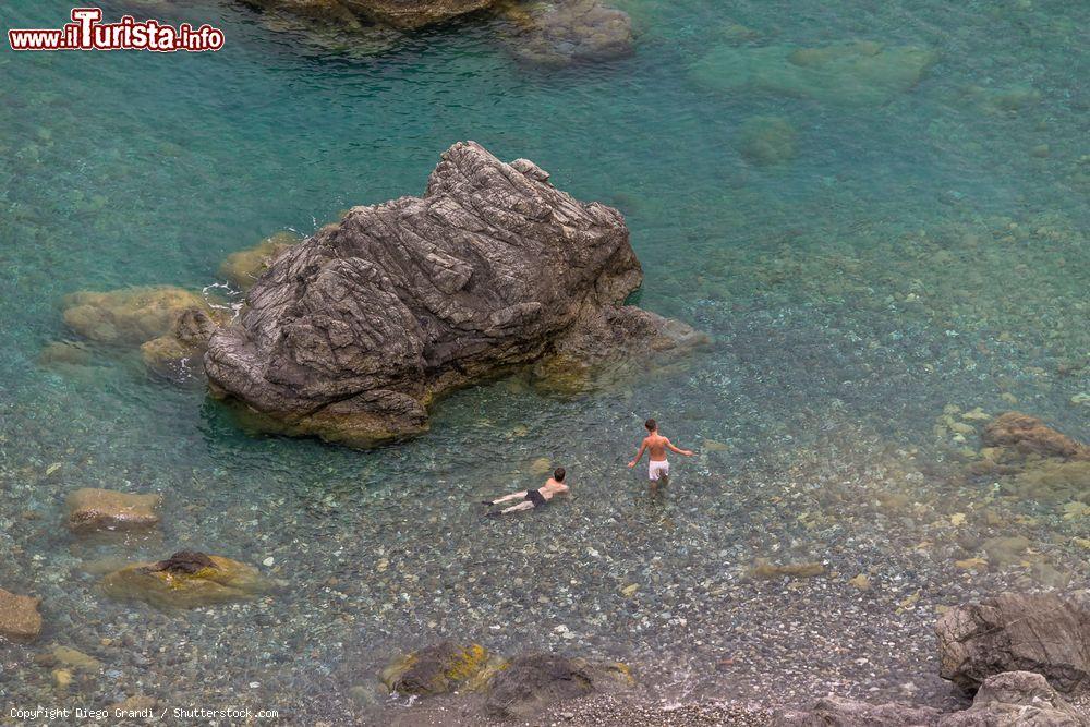 Immagine L'acqua limpida di Bova Marina, bandiera Blu della Calabria - © Diego Grandi / Shutterstock.com