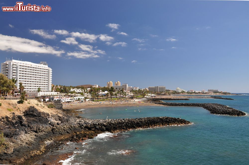 Immagine Uno scorcio di Playa de las Americas, le spiagge e gli alberghi nel sud dell'isola di Tenerife, alle Canarie
