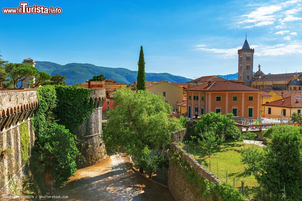 Immagine Il panorama del centro di Sarzana in Liguria, fotografato dalla fortezza Firmafede - © YRABOTA / Shutterstock.com