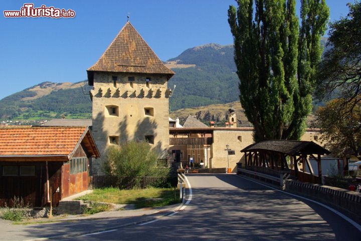 Immagine Scorcio panoramico sul piccolo centro di Glorenza, in provincia di Bolzano, con una torre caratterizzata dalla tipica copertura tirolese - © LianeM / Shutterstock.com