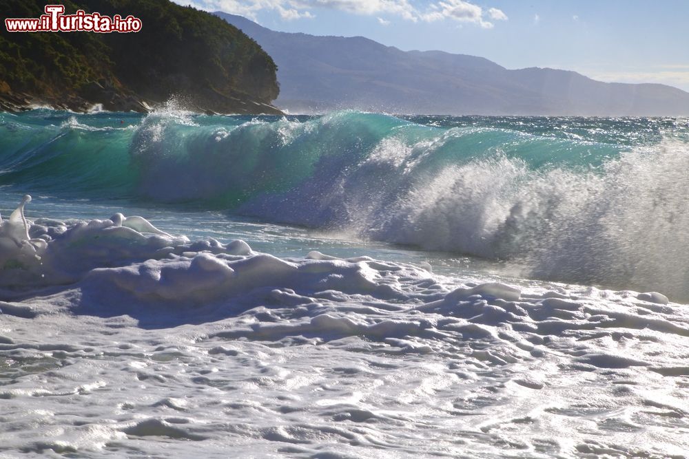 Immagine Onda potente sul mare Ionio a Ksamil in Albania