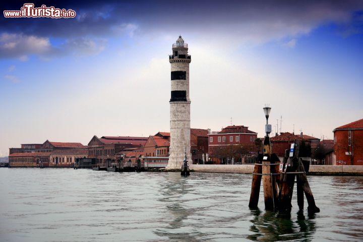 Immagine Il Faro di Murano: una luce nella nebbia della Laguna - sebbene la località di Murano disponga di un faro sin dai tempi della Serenissima, l'attuale faro, che possiamo vedere nella foto, fu costruito negli anni '30 in pietra, rimpiazzandone uno precedente in ferro. La sua luce bianca illumina parte della Laguna ed è davvero utile in quanto la zona è spesso attraversata da dense nebbie, che rendono difficoltoso il passaggio di barche e vaporetti. - © josespain / Shutterstock.com