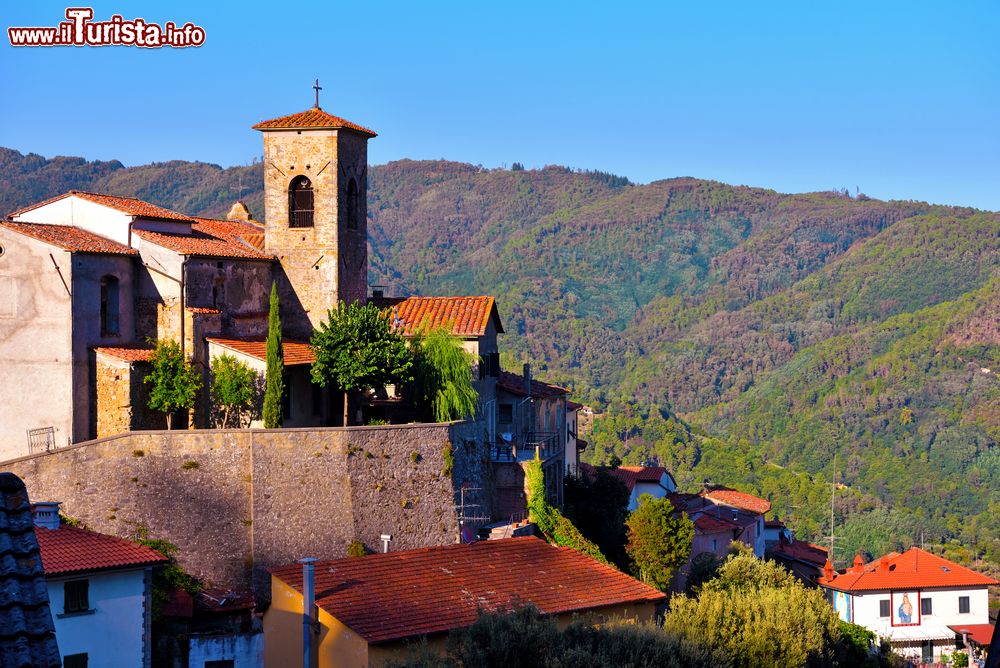 Immagine Il borgo di Marliana sulle colline intorno a Pistoia in Toscana