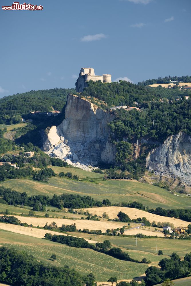 Immagine Paesaggio dalle colline intorno a Sogliano al Rubicone: la vista verso San Leo