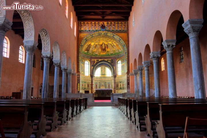 Immagine Interno della Basilica Eufrasiana di Porec, Croazia. E' il più prezioso monumento dell'arte di Parenzo: fu costruita sulle fondamenta di una precedente basilica a tre navate attorno alla metà del VI° secolo, all'epoca del vescovo Eufrasio da cui prende il nome. La si può visitare anche all'interno e persino salire sul campanile da dove si ammira un panorama spettacolare. Dal 1997 l'Unesco ha riconosciuto la basilica come patrimonio mondiale - © Phant / Shutterstock.com