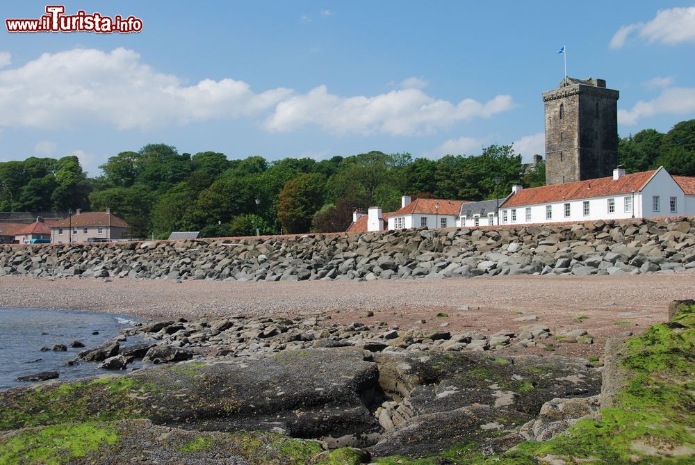 Immagine Un'immagine di Dysart nei pressi di Kirkcaldy, Scozia, UK. Questa località situata sulla costa sud-est della Scozia fra Kirkcaldy e West Wemyss è considerata un sobborgo della città più grande della regione scozzese di Fife.