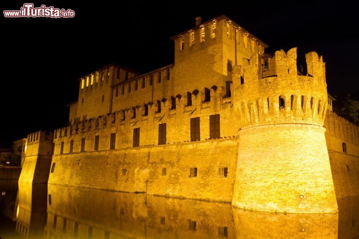 Immagine Fotografia notturna della Rocca Sanvitale a Fontanellato - © lsantilli / Shutterstock.com