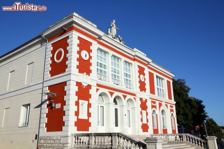 Immagine Antico edificio di Porec, Croazia. La ricchezza di questa cittadina istriana si misura con il suo patrimonio architettonico, qui radicato da millenni - © Tupungato / Shutterstock.com