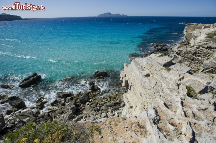 Immagine Costa di cala Rossa a Favignana, Sicilia. Acque limpide e cristalline lambiscono questa cala situata all'interno delle stupende cave di tufo - © luigi nifosi / Shutterstock.com