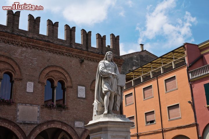 Immagine La Piazza e la statua dedicata al Guercino a Cento, il famoso pittore emiliano - © Mi.Ti. / Shutterstock.com