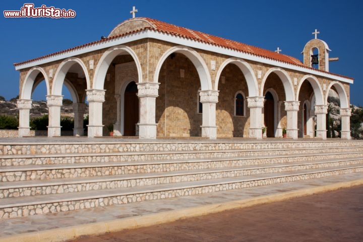 Immagine Una chiesa ortodossa nella città di Ayia Napa a Cipro - © Olga Meffista / Shutterstock.com