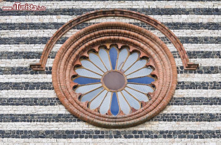 Immagine Il rosone della chiesa di San Savino che si trova a Rezzanello, una delle frazioni di Gazzola (Emilia-Romagna). Italy. - © Mi.Ti. / Shutterstock.com