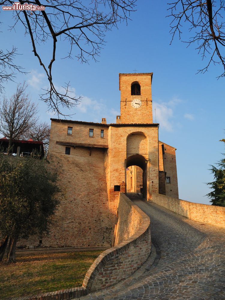 Immagine La visita al castello medievale di  montegridolfo al tramonto