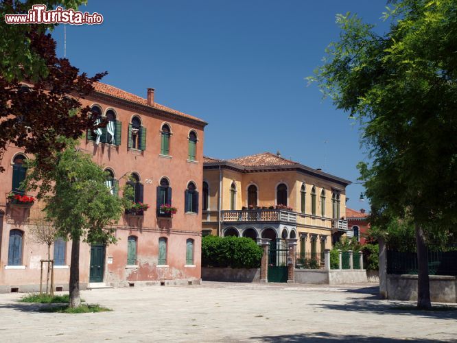 Immagine Murano: un gioiello di arte e storia nella Laguna di Venezia - la località di Murano, con le sue sette isole e i suoi 4.500 abitanti, è uno dei più vasti e più popolosi centri abitati della Laguna. Seconda solo alla più famosa e grande Venezia, Murano possiede un meraviglioso patrimonio storico e artistico-architettonico, grazie ai bellissimi palazzi nobiliari, gli edifici religiosi e, soprattutto, le celebri vetrerie, vero e proprio marchio di fabbrica di Murano. - © wjarek / Shutterstock.com