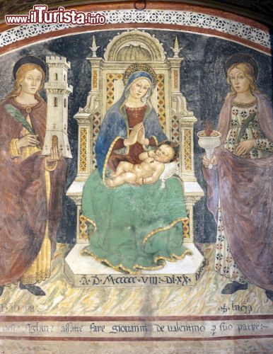 Immagine Dipinto in una chiesa di Sovana, Toscana. Una bella decorazione pittorica, con ritratta la Madonna seduta con il Bambino in braccio, all'interno di un edificio religioso di Sovana - © Claudio Giovanni Colombo / Shutterstock.com