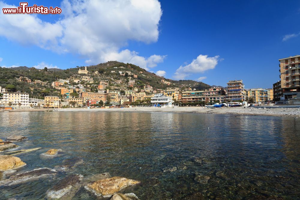 Immagine Veduta dalla spiaggia di Recco, Genova, Liguria. Compresa fra gli abitati di Sori e Camogli, questo villaggio si estende a ovest del promontorio del monte di Portofino.