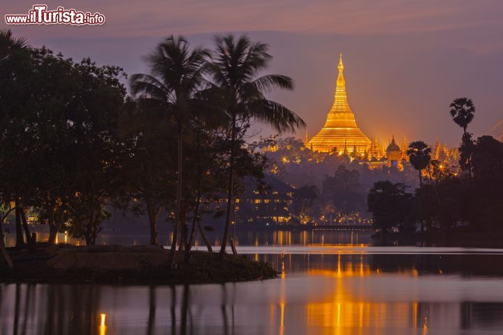 Immagine Shwedagon Pagoda al crepuscolo, Yangon, Myanmar. Si trova a ovest del lago reale sulla collina di Singuttara e domina il profilo della città - © Bule Sky Studio / Shutterstock.com