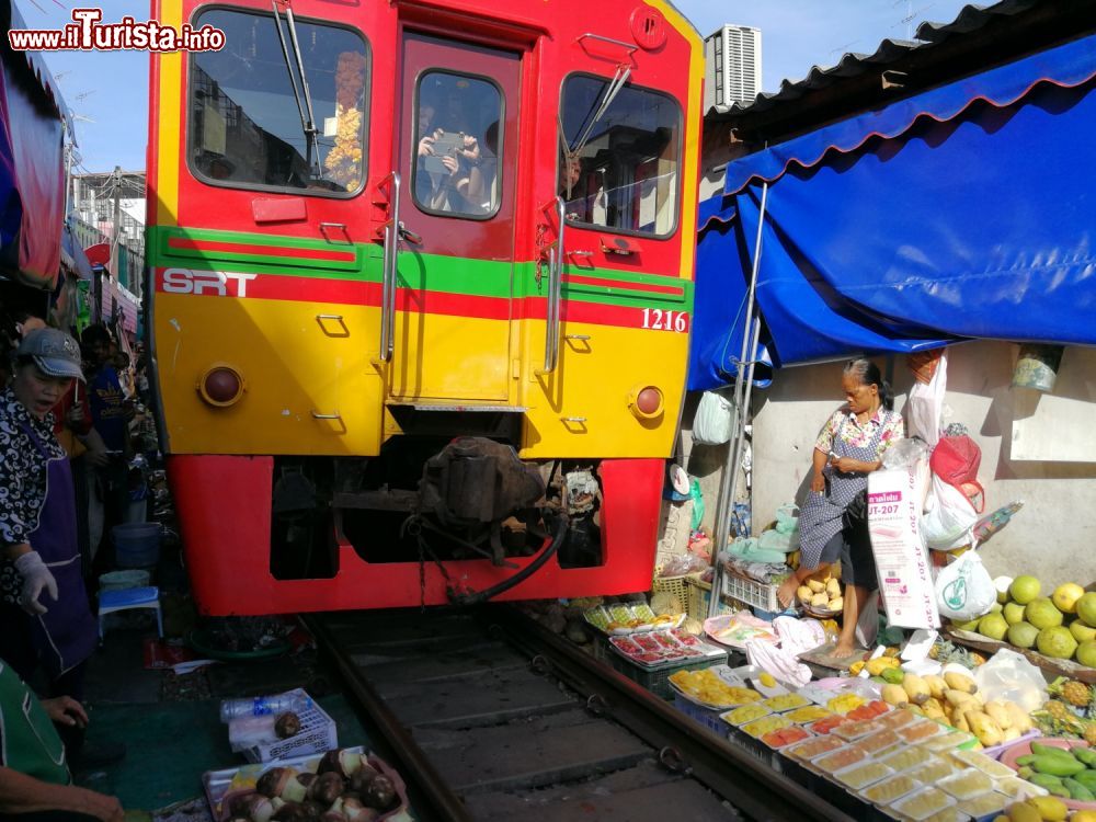 Immagine Si chiama Talad Rom Hoop, il famoso mercato del Treno in Thailandia ad ovest di Bangkog, Maekhlong