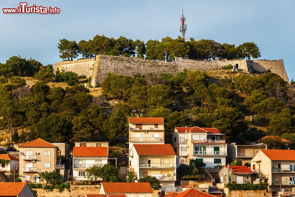 Immagine La città di Sibenik (Croazia) è dominata dalla fortezza di San Michele, antica struttura militare medievale.