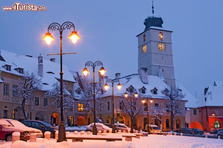 Immagine Paesaggio invernale a Sibiu, Romania - La bella cittadina medievale della Transilvania fotografata di sera dopo un'abbondante nevicata © Boerescu / Shutterstock.com