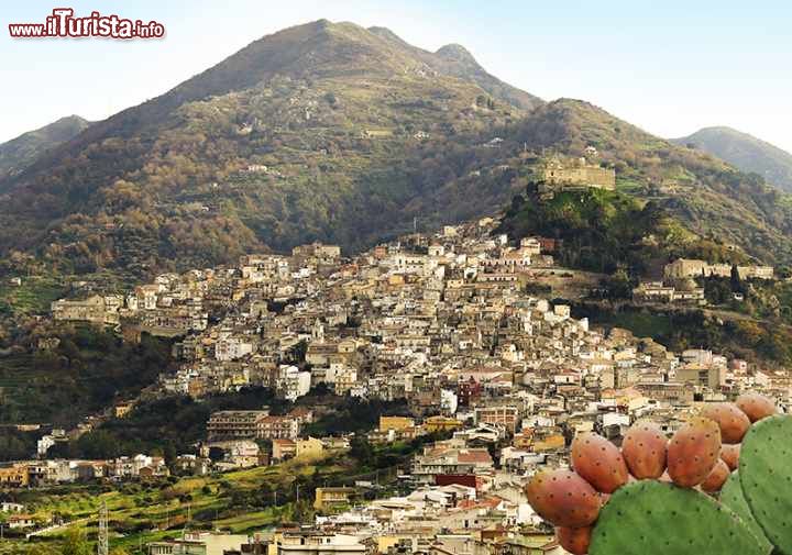 Immagine Sicilia, provincia di Messina:  il borgo di Santa Lucia del Mela e il suo castello, con i rilievi dei Monti Peloritani in secondo piano - © Gianmarco Amico / www.santaluciadelmelaturismo.it