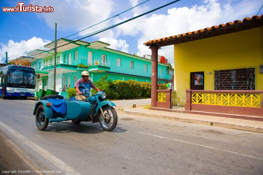 Immagine Il curioso traffico nelle strade di Pinar del Rio (Cuba), dove circolano mezzi di ogni tipo, dalle vcchie auto americane degli anni '50 ai sidecar - foto © Fotos593 / Shutterstock.com