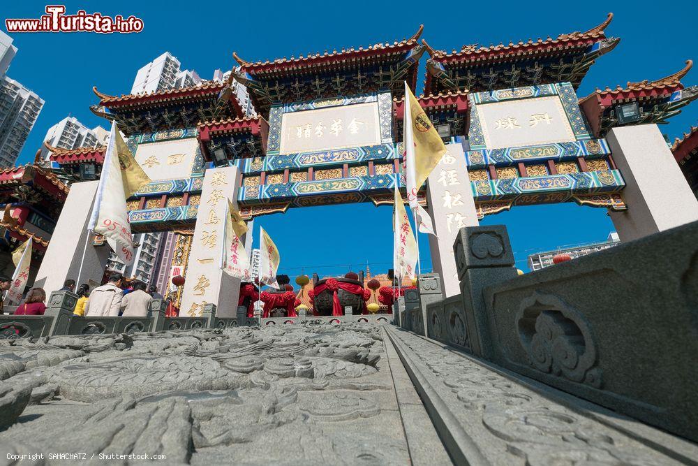 Immagine Kowloon, Hong Kong: fedeli pregano al Sik Sik Yuen Wong Tai Sin Temple, uno dei principali della città - © SAHACHATZ / Shutterstock.com