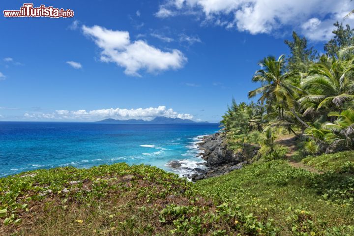 Immagine Silhouette Island (Seychelles): uno scorcio dell'oceano con la costa rocciosa e la foresta tropicale - © Serge Vero / Shutterstock.com