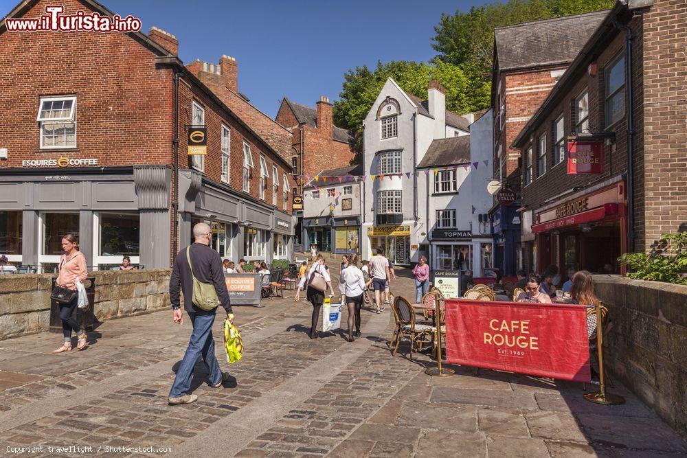 Immagine Silver Street con turisti nel centro della città di Durham, Inghilterra, in una giornata di primavera - © travellight / Shutterstock.com