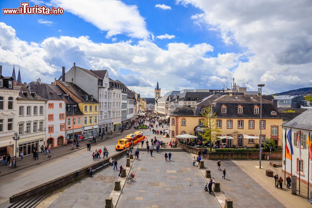 Immagine Porta-Nigra-Platz e Simeonstrasse viste dalla Porta Nigra di Trier (Treviri), Germania. Siamo nel cuore del centro storico della cittadina tedesca.