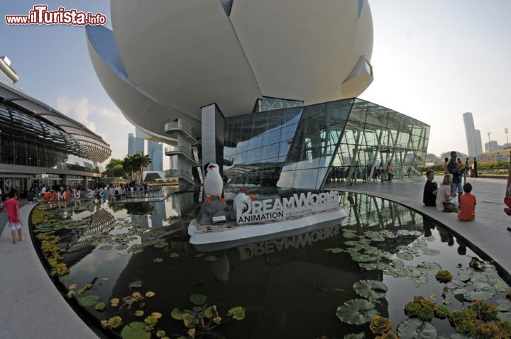 Immagine Simile a un enorme fiore di loto bianco, l'ArtScience Museum  si trova nei pressi di Marina Bay Sands. Questa singolare struttura è nota per ospitare grandi mostre internazionali in settori molto diversi fra loro come l'arte, il design, la scienza e la tecnologia. In passato è stata perfetta location per retrospettive dedicate a designer e fotografi americani; in questa fotografia ritrae invece l'insegna di una delle ultime mostre ospitate, quella sulla DreamWorks Animation dedicata ai fans di Shrek, Kung Fu Panda e Madagascar - © Sonja Vietto Ramus