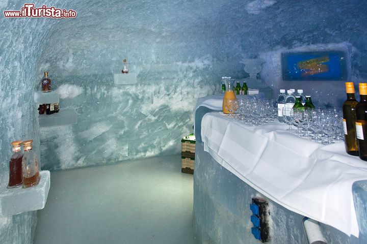 Immagine Il singolare bar scolpito nel ghiaccio allo Jungfrau, Svizzera. Trenta metri sotto il ghiaccio si trova il celebre Palazzo del Ghiaccio con le sue sculture, il percorso panoramico per far scoprire la storia dello Jungfrau, ristorante e bar.