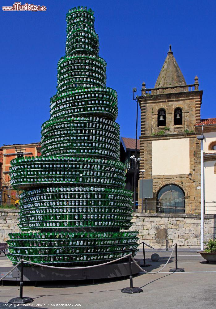 Immagine Un singolare monumento costruito con le bottiglie vuote del sidro a Gijon, Spagna - © Andrew Babble / Shutterstock.com