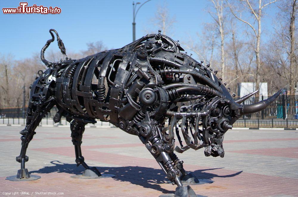 Immagine La singolare scultura di un toro collocata sulla passeggiata della città di Blagoveshchensk, Russia - © URRaL / Shutterstock.com